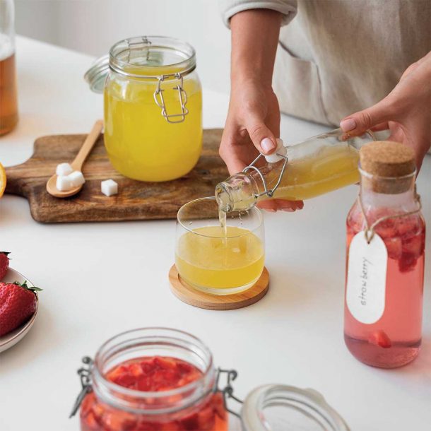 Mujer aprendiendo cómo fermentar en casa kombucha Acompañamiento personalizado