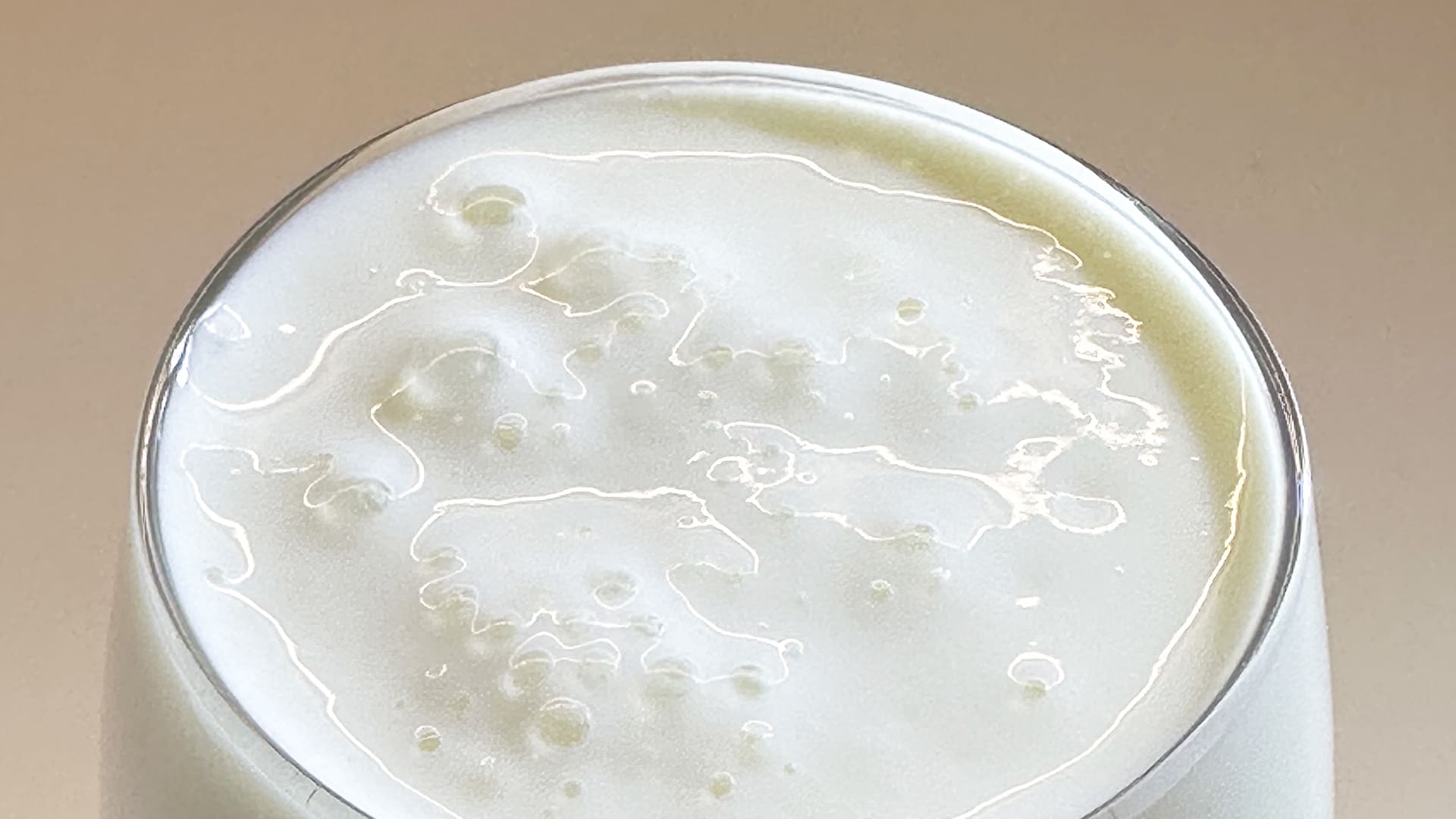 kéfir de leche fermentando en vaso de vidrio